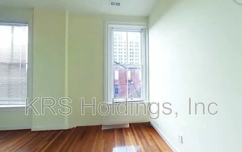 Building Photo - 123 E Broad St #2B
