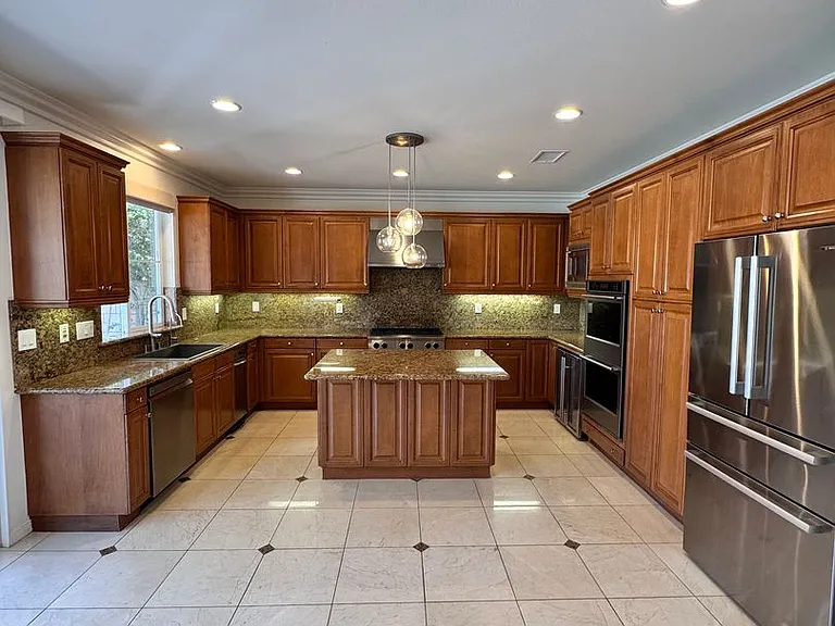 326 Manila Ave — Photo 16