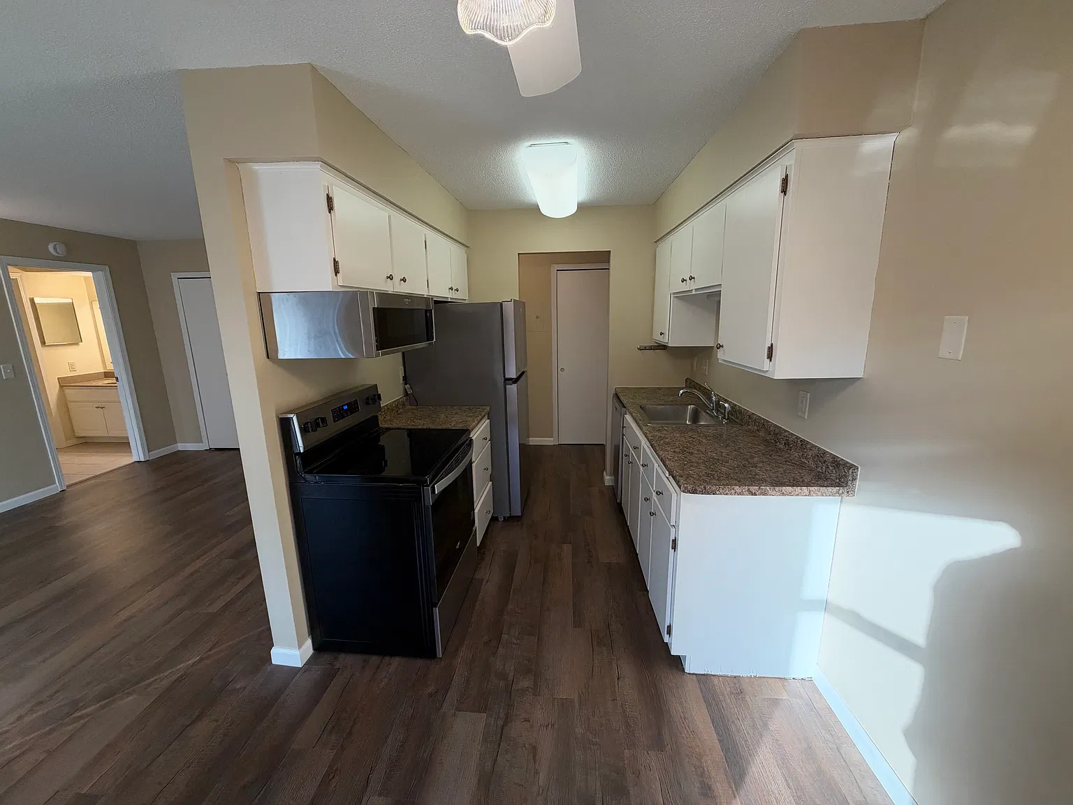 1 bed, 900 sqft, $1,150 — Photo 4