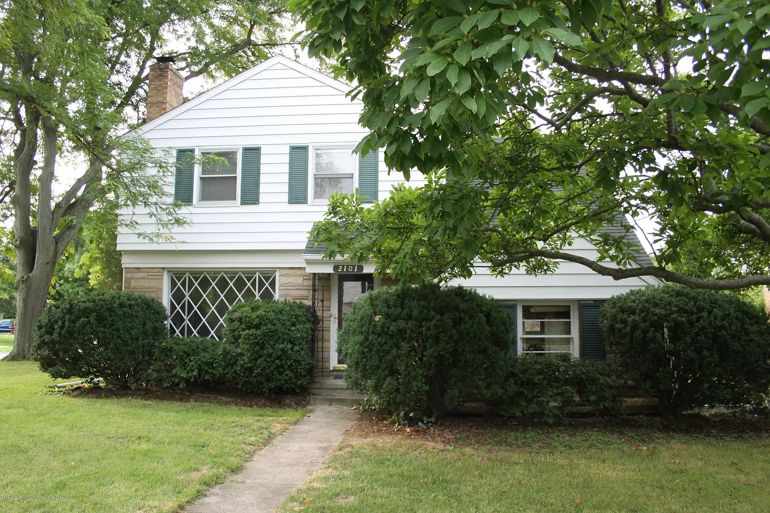 2101 Colonial Plz photo 1