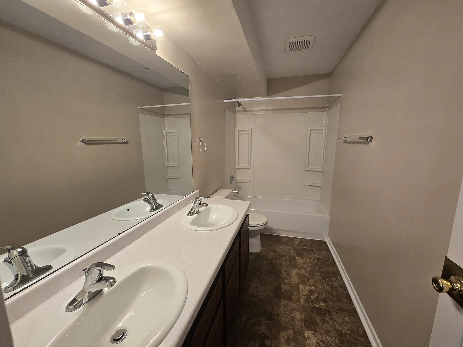 3 bed, 1050 sqft, $1,450 — Photo 2