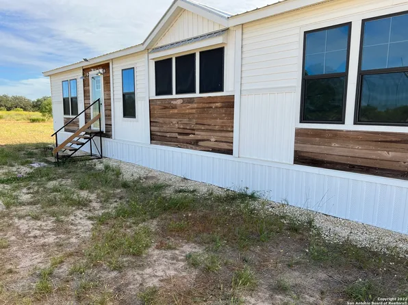 1045 Meadows Rd, Poteet, TX 78065