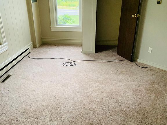 Good size bedroom with closet