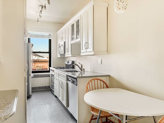 5th image of 20 Plaza St E APT D8