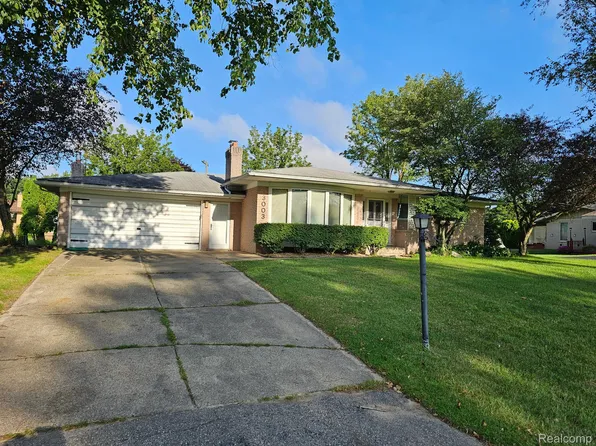 3003 Huntington Park Dr, Waterford, MI 48329