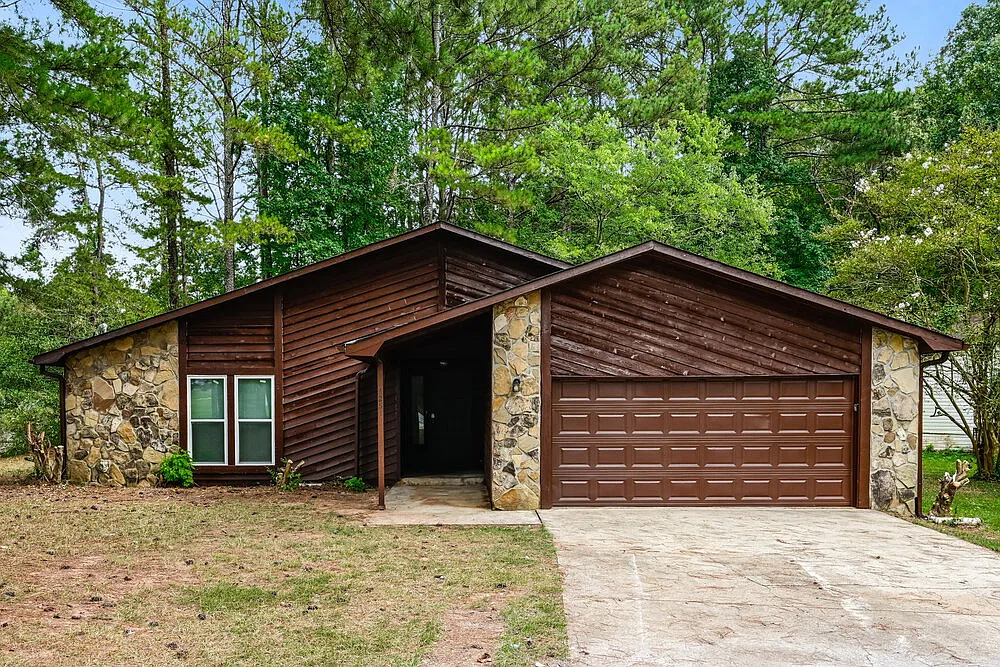 4 bed, 2.0 bath, 1676 sqft, $2,020 — Photo 1