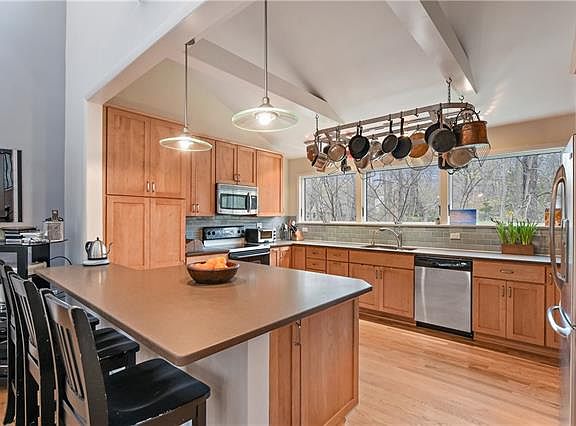 3rd image of 18 Inwood Ln E