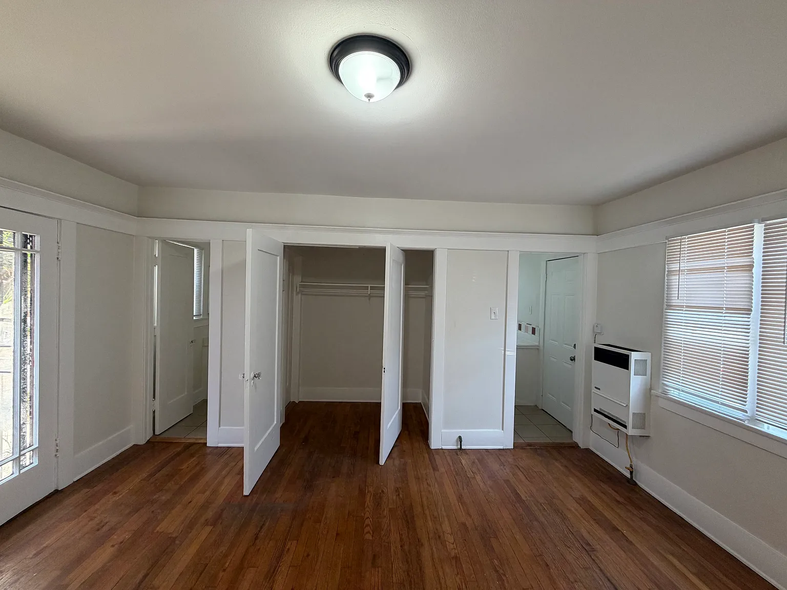 Studio, 300 sqft, $1,499 — Photo 2