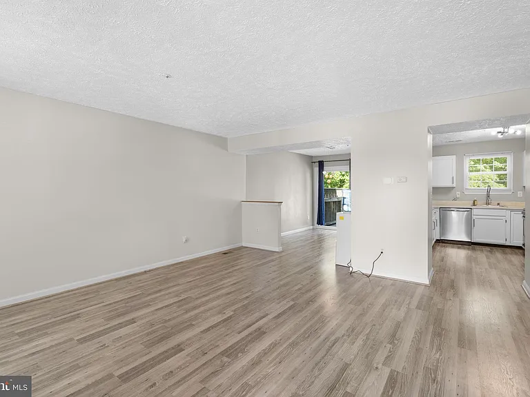 1043 Debbie Ave — Photo 2
