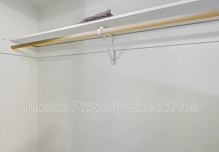 1638 N Beverly Ave — Photo 16
