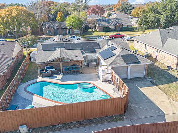 3rd image of 913 Sandhurst Dr