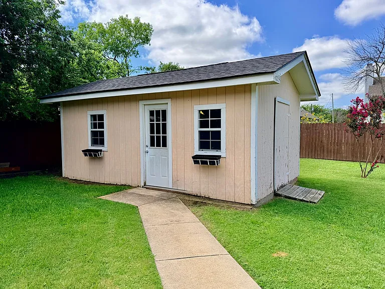 525 W Lloyd St — Photo 18