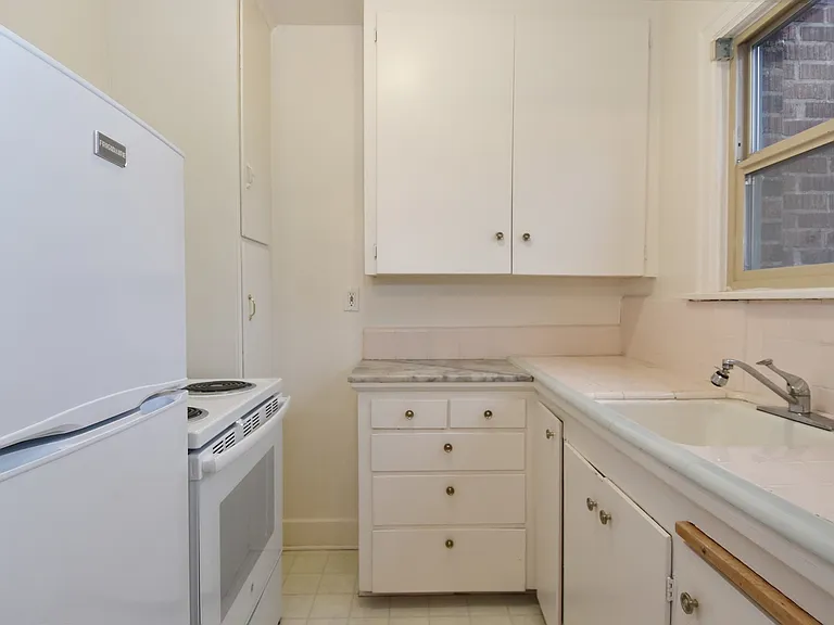 Ellinwood Apartments — Photo 10