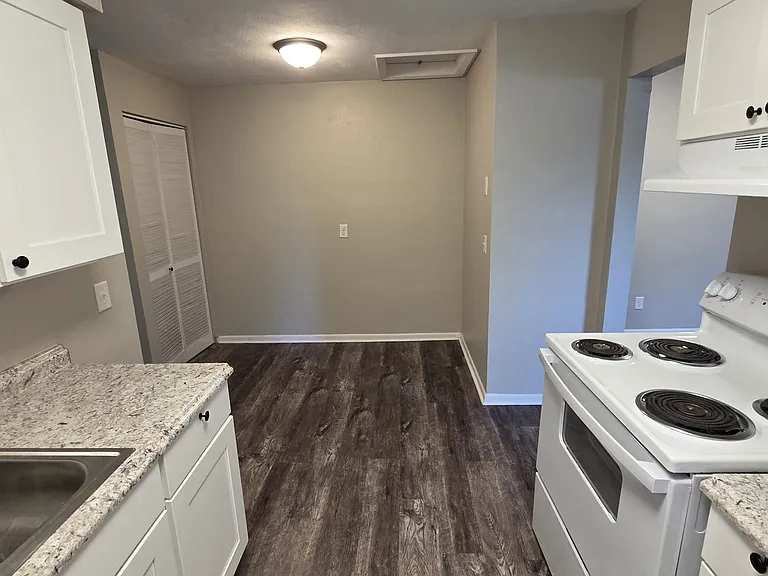 897 W Market St #C — Photo 7