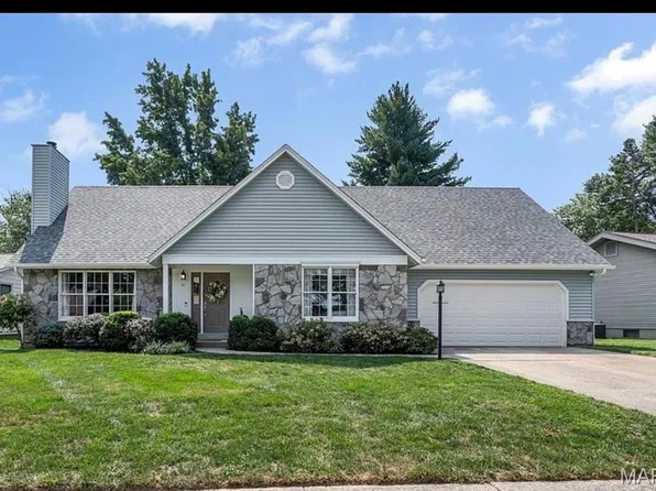 2 Graystone Ct, Saint Charles, MO 63303