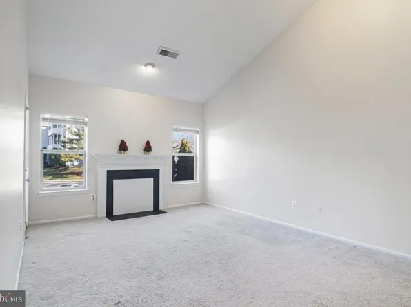 14312 Climbing Rose Way APT 202, Centreville, VA 20121