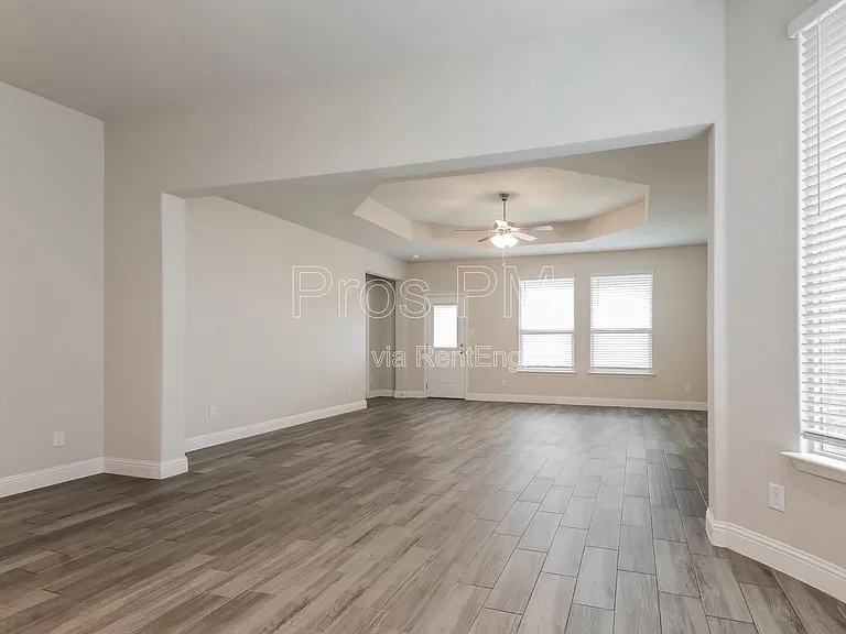 1121 Knightsbridge Rd — Photo 2