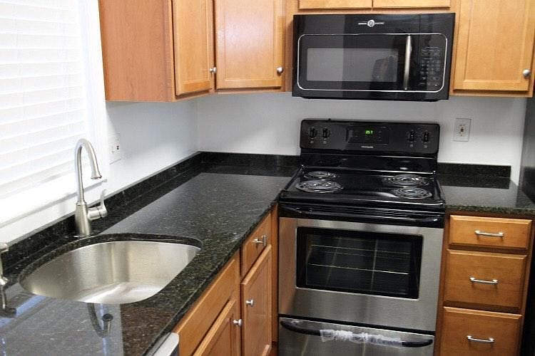New kitchen w granite,stainless, new cabinets