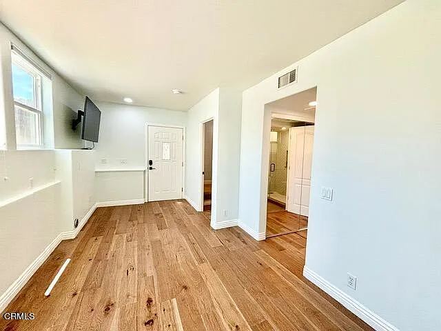 3 bed, 3.5 bath, 2168 sqft, $5,200 — Photo 3