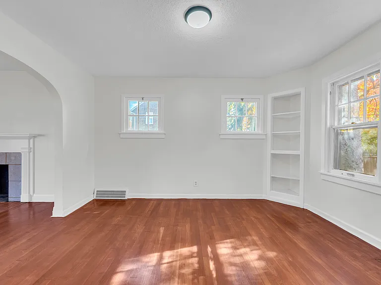 3630 Bainbridge Rd — Photo 4