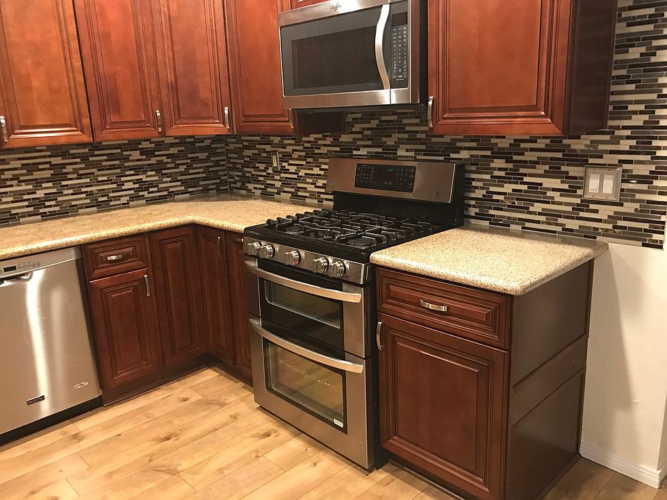 Beautiful Upgraded Kitchen