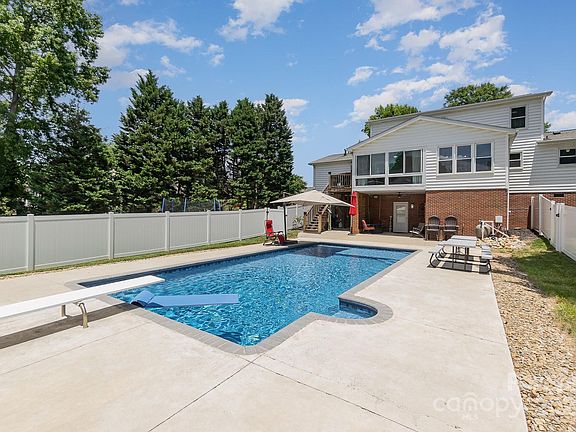 3rd image of 712 Huntingtowne Dr