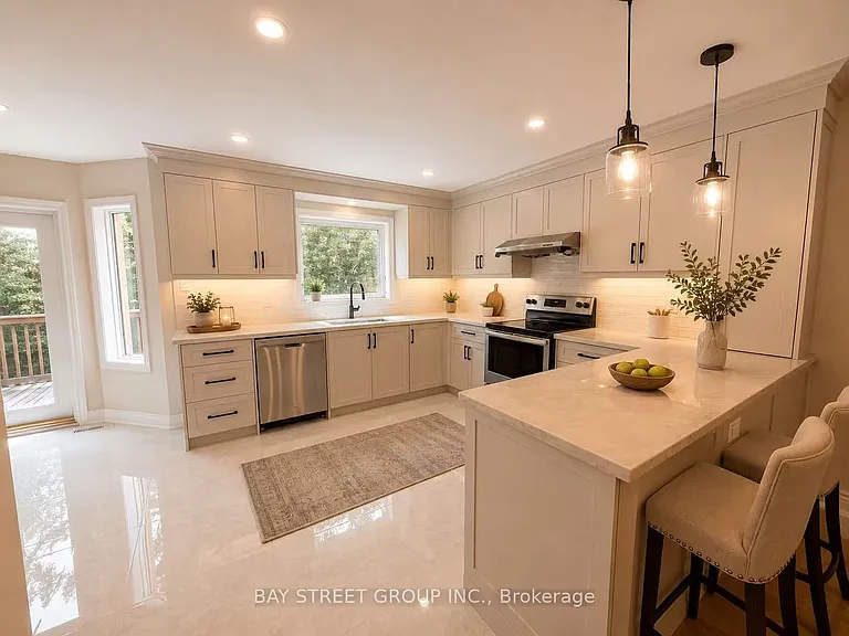 1054 Chateau Ct — Photo 9