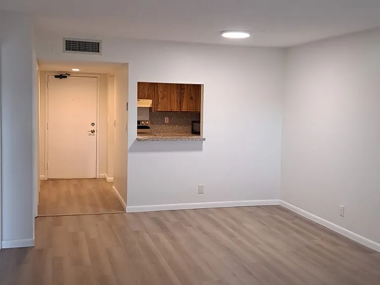 230 Lakeview Dr — Photo 2