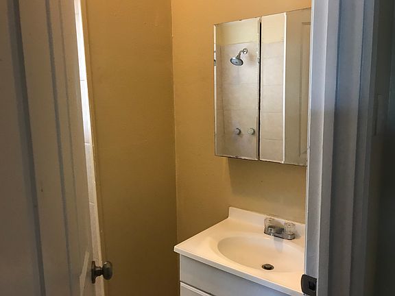 4th image of 828 Belleville St
