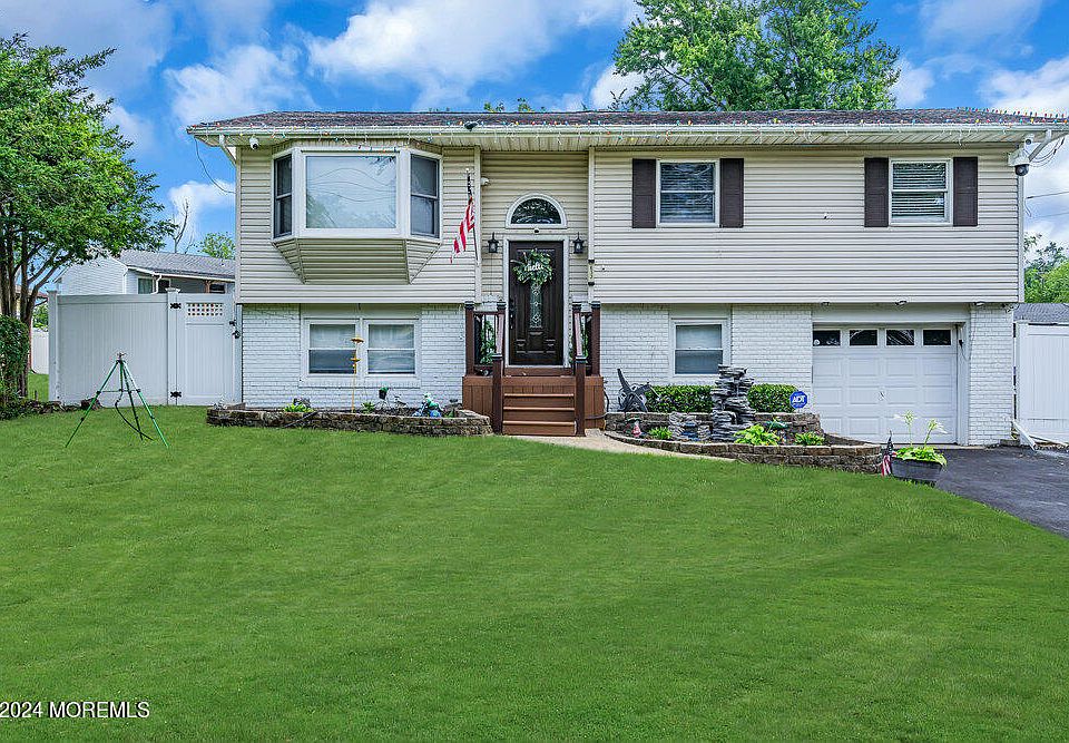 1st image of 633 Vaughn Avenue