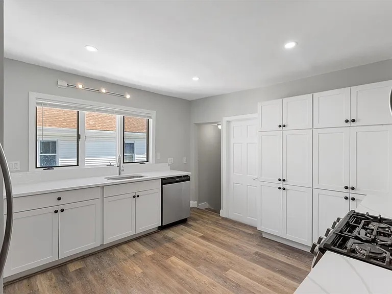 7 Hawthorne St #2 — Photo 1