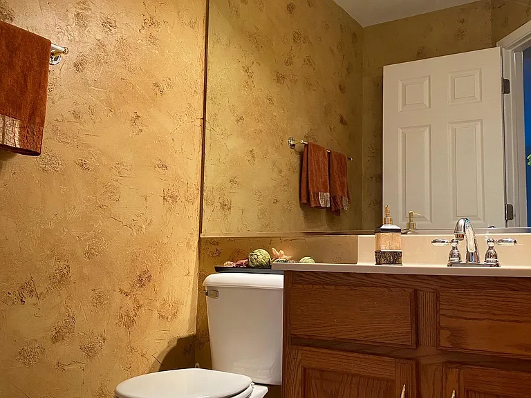 2424 Lexington Ln — Photo 8