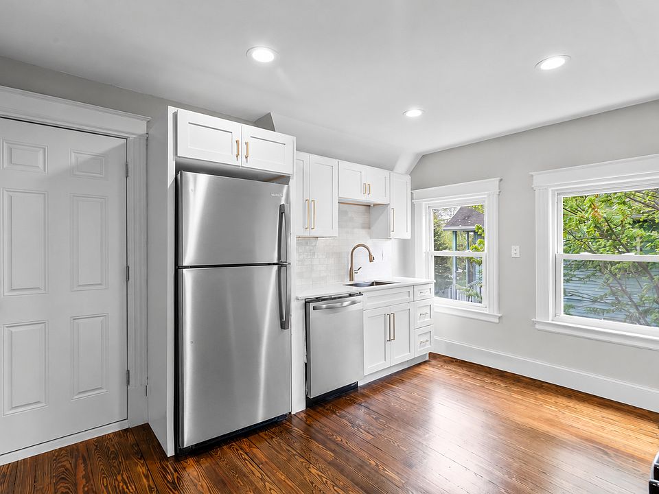 1st image of 206 Quaker Ln S #3