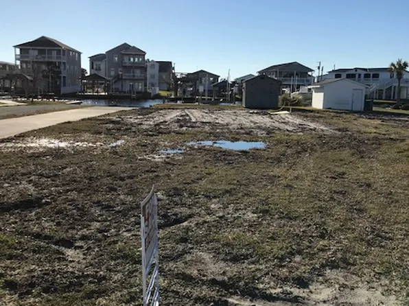 6095 6th St, Surf City, NC 28445