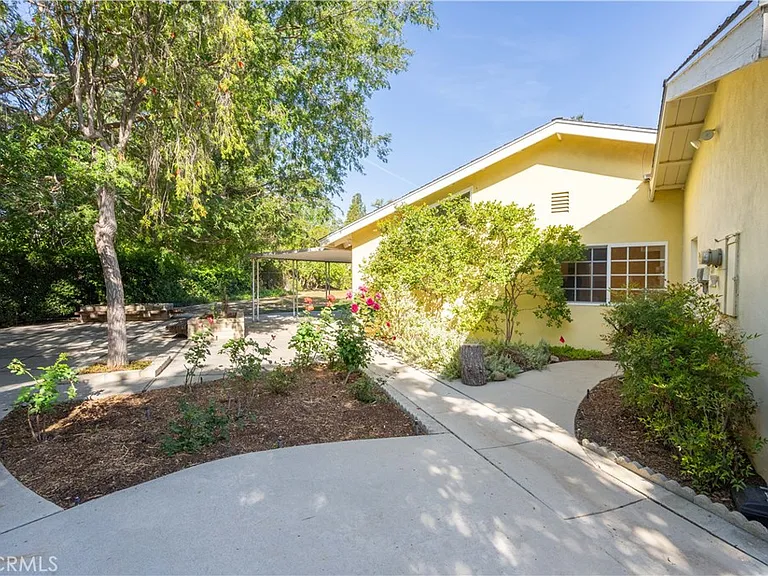 11761 Encino Ave — Photo 35