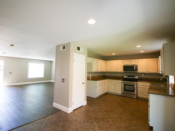 4th image of 25352 Mountain Springs St