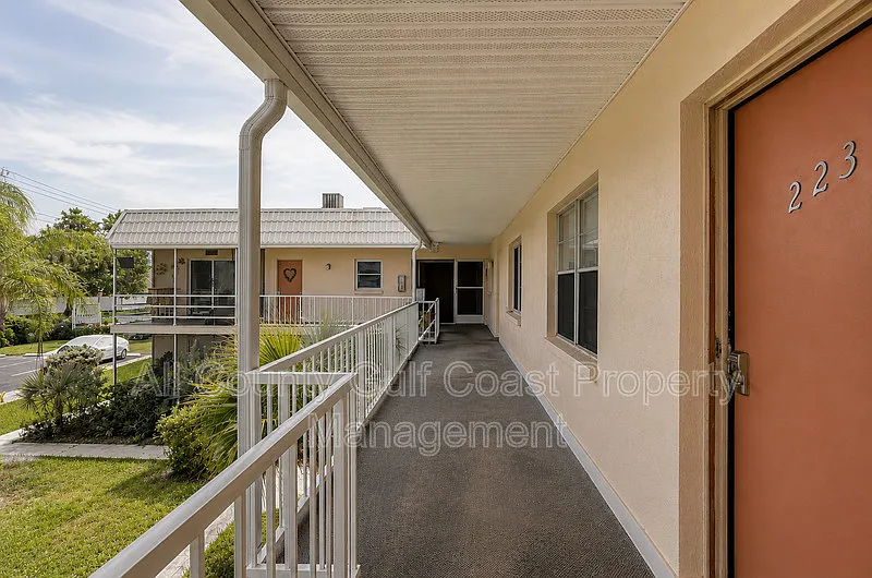 2 bed, 2.0 bath, 811 sqft, $1,495 — Photo 3