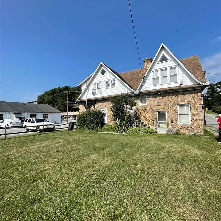 236 1/2 S Kanawha St