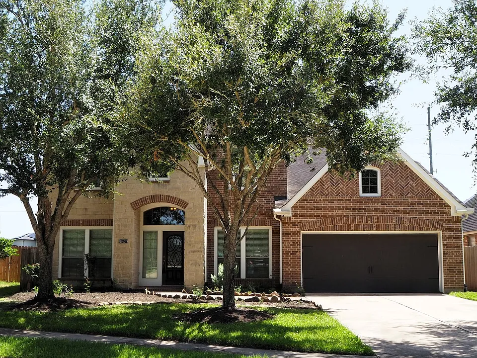 28607 Green Hedge Dr