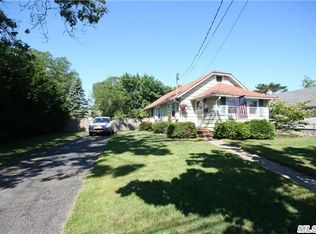 55 S Summit Ave, Patchogue, NY 11772