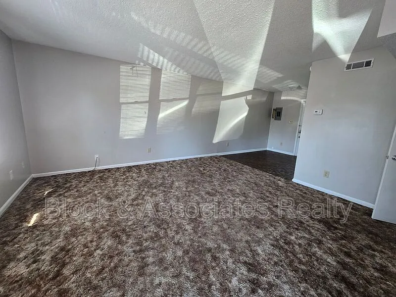 115 College St — Photo 3