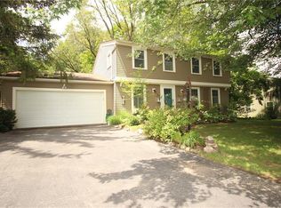 21 Surrey Pl, Penfield, NY 14526