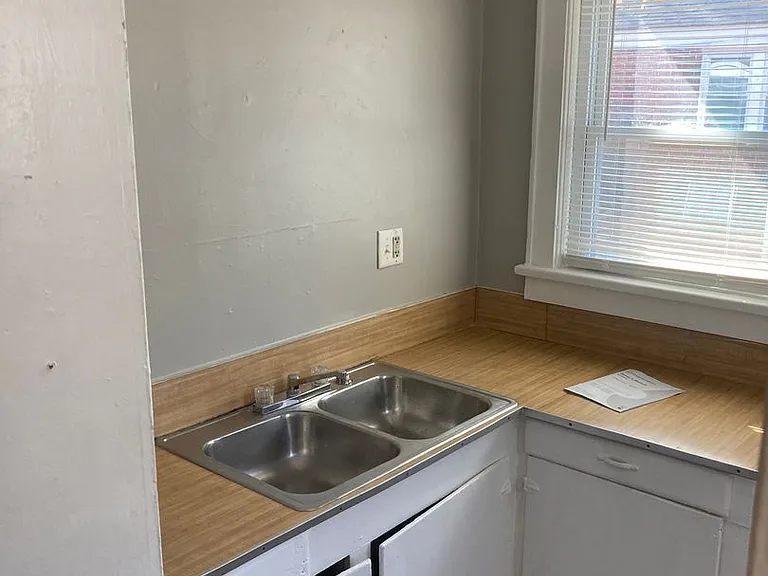 403 N Elm St NW — Photo 13