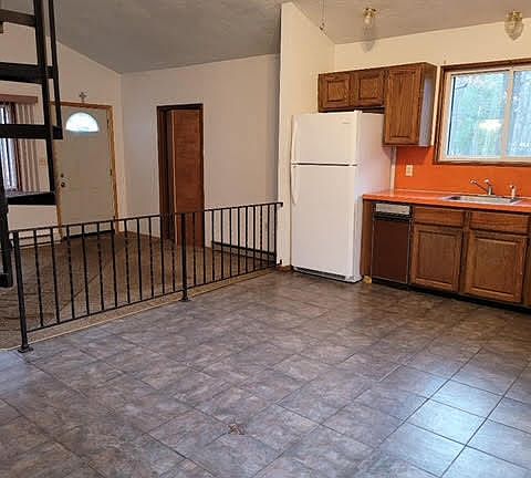 3rd image of 178 Denise Ln