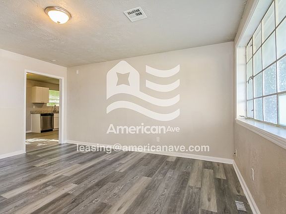 1360726_001_living_room_2.jpg