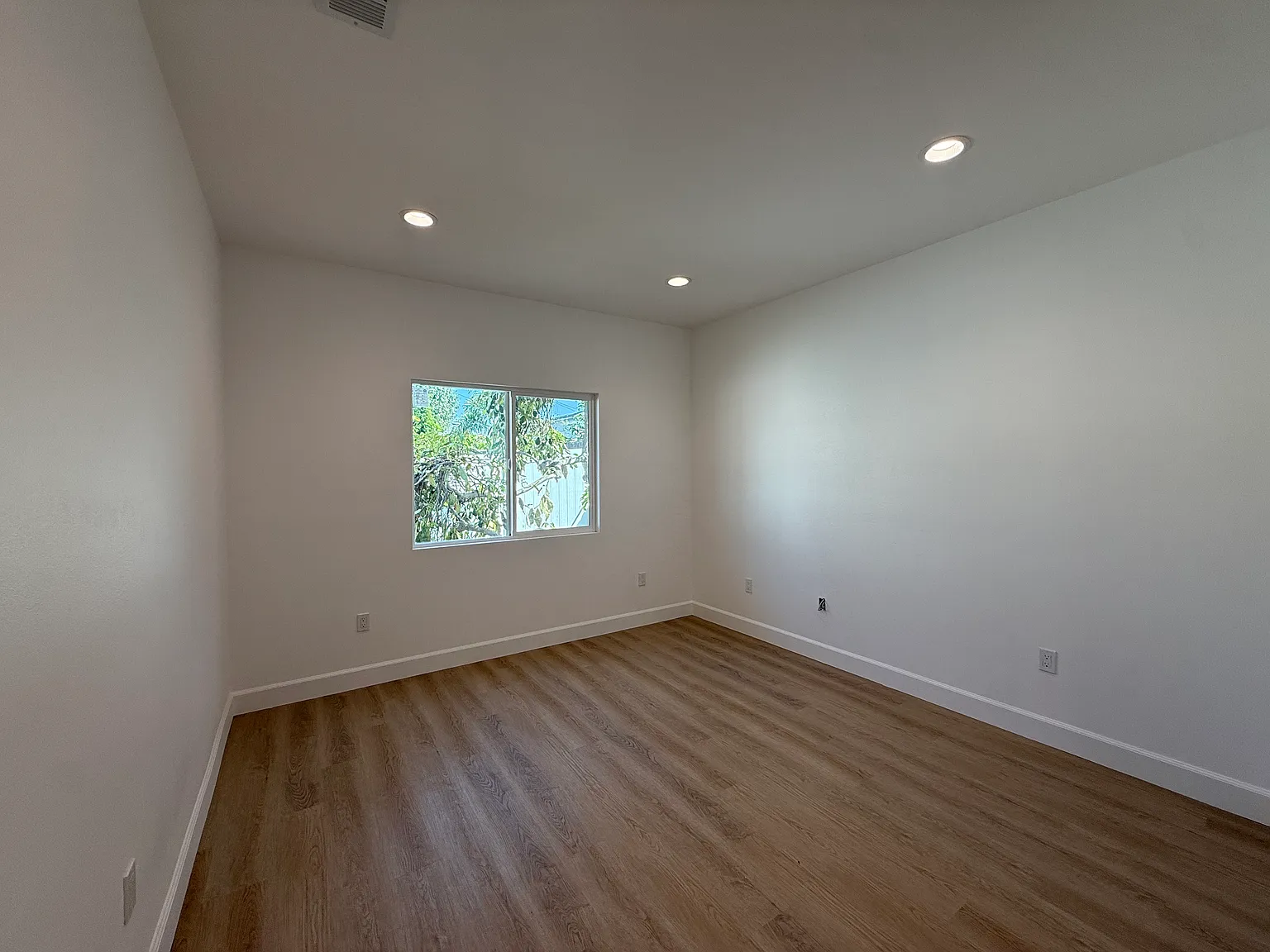 3 bed, 1000 sqft, $3,800 — Photo 4