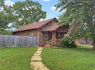203 S Sycamore St, Iola, KS 66749