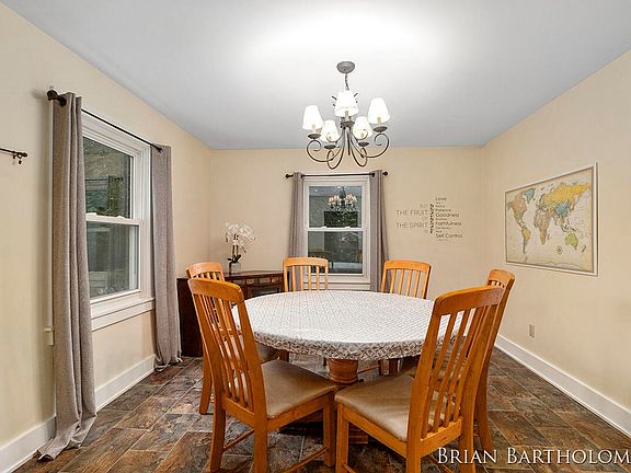 4th image of 2440 Rockhill Dr NE