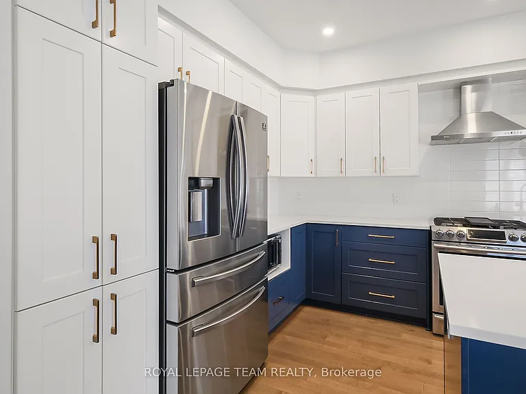 799 Cairn Cres — Photo 24