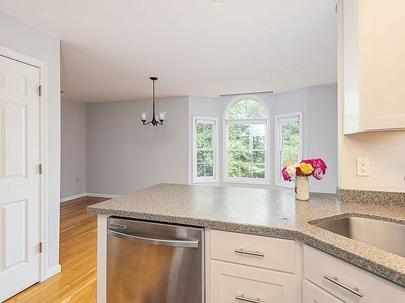 5th image of 6 Sunnyside Dr